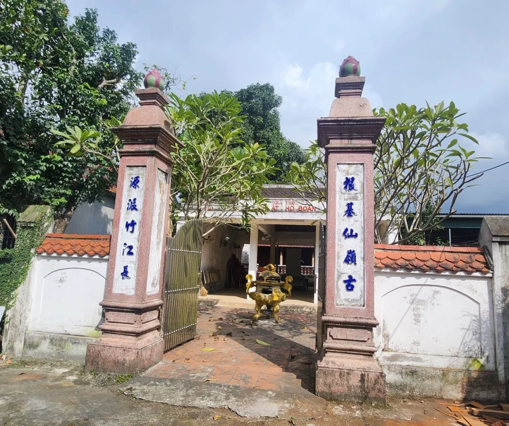 Cổng nhà thờ chi Ất họ Đoàn